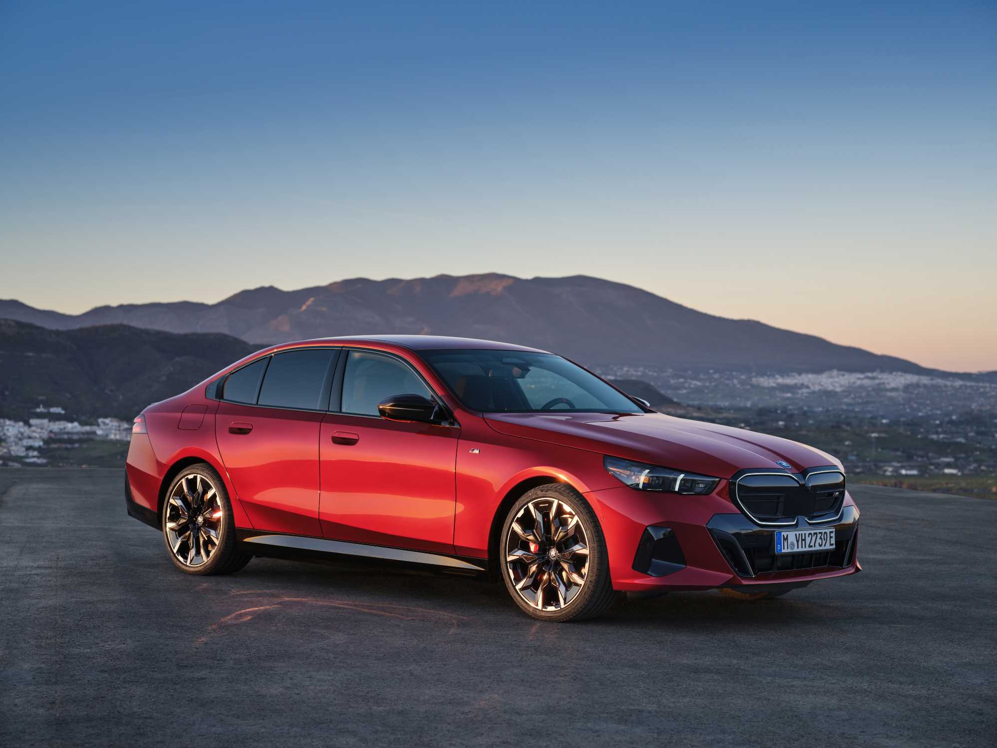 BMW i5 M60 xDrive: Elektrikli Lüksün Zirvesi Ekar Global’de!